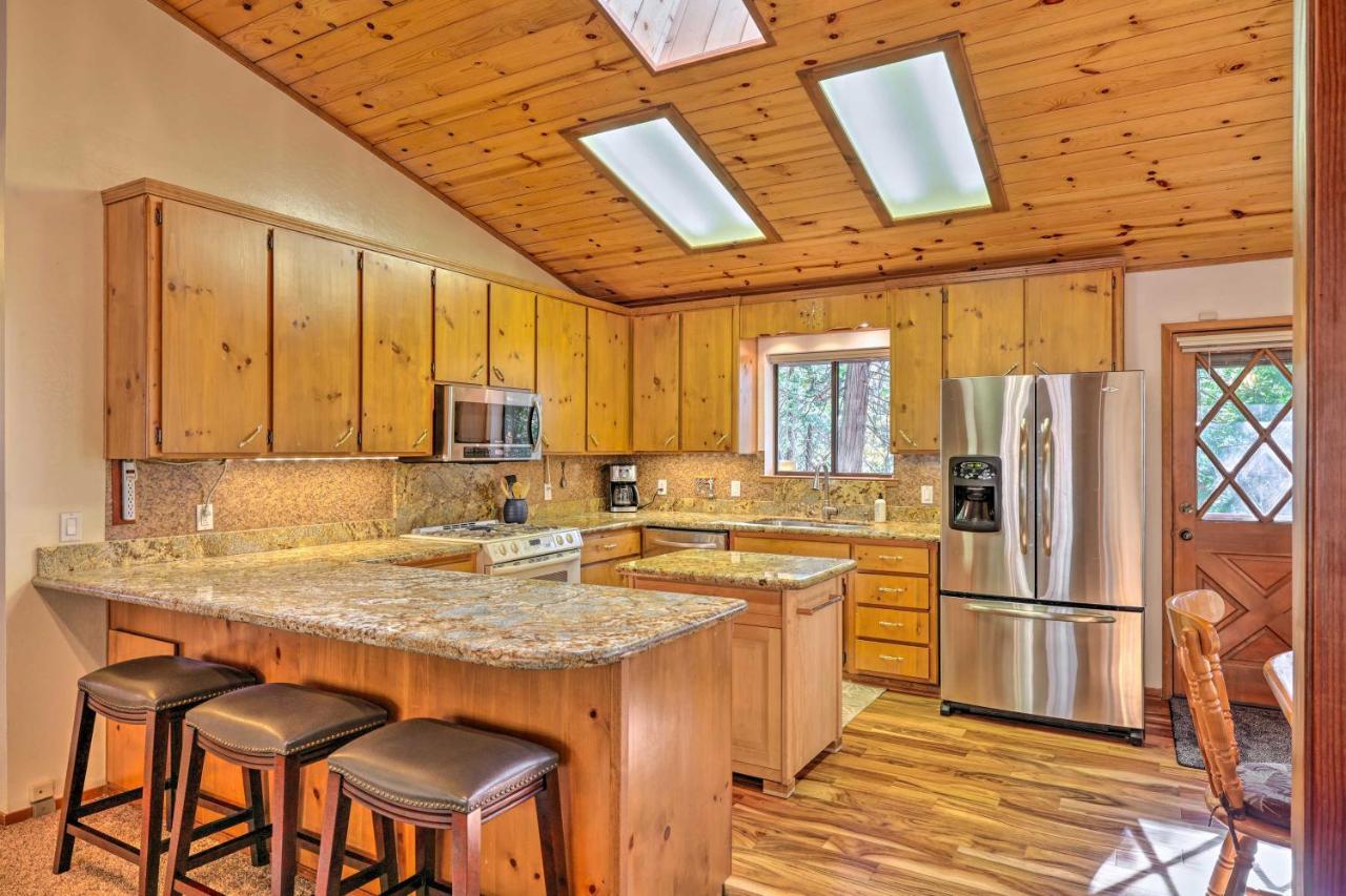 Quiet With Deck And Forest Views! Holiday home