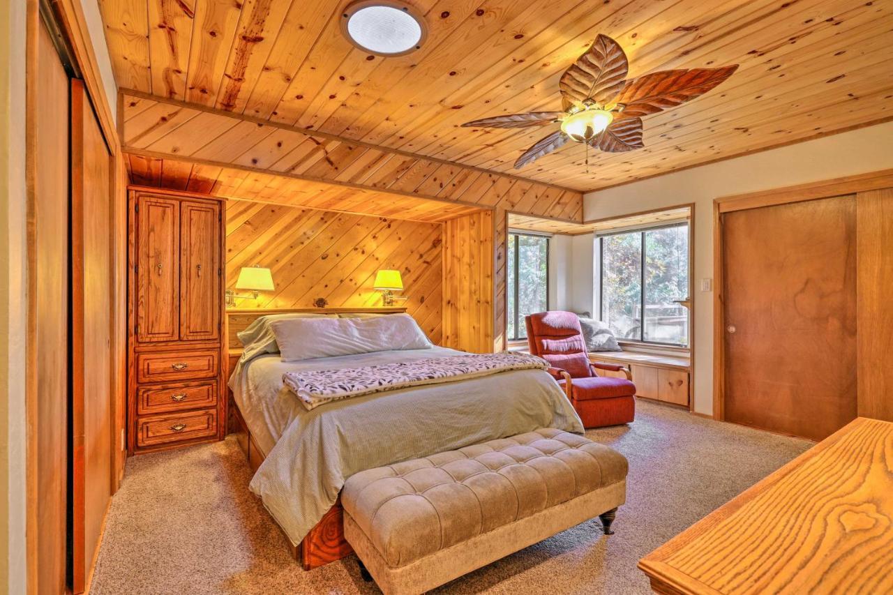 Holiday home Quiet With Deck And Forest Views!
